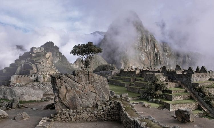 The houses of the city were all made of glass, so clear